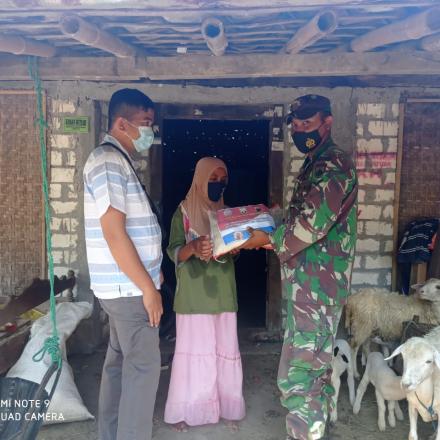 Koramil Pamotan Salurkan Bantuan Beras kepada Warga Terdampak PPKM